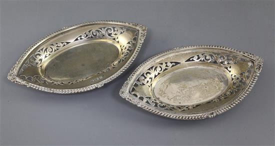 A pair of Edwardian silver navette shaped bon bon dishes, Birmingham 1904, 5.5 oz.